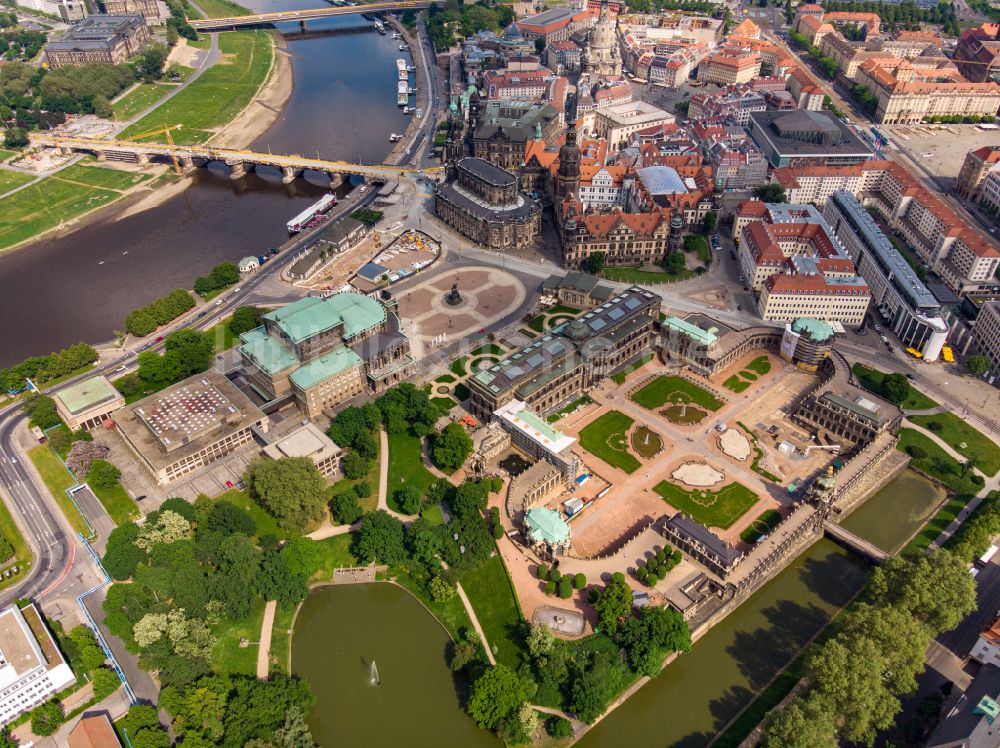 Luftbild Dresden - Palais des Schloss Dresdner Zwinger im Ortsteil Altstadt in Dresden im Bundesland Sachsen, Deutschland