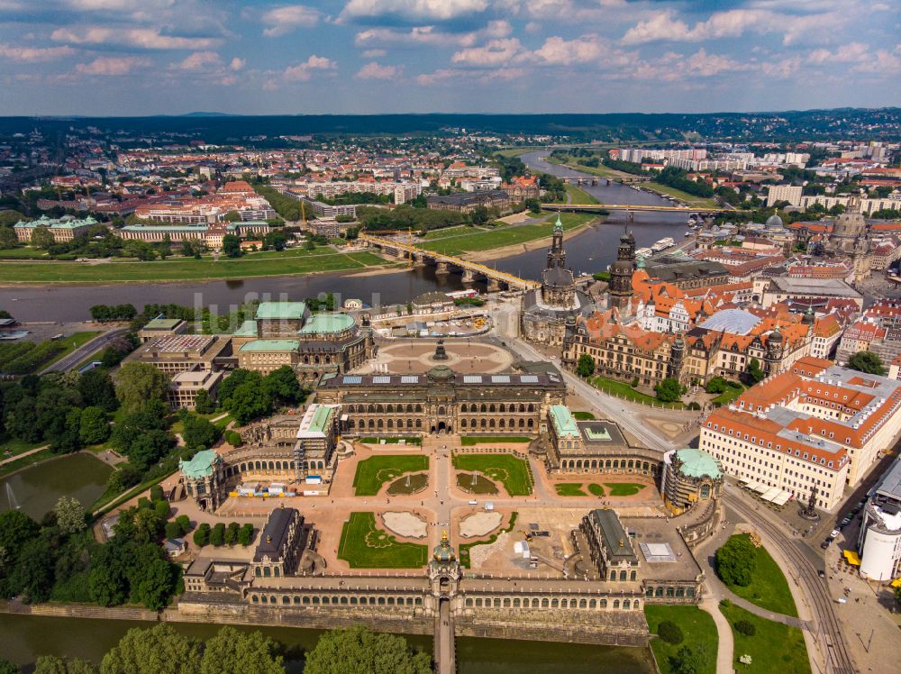 Luftaufnahme Dresden - Palais des Schloss Dresdner Zwinger im Ortsteil Altstadt in Dresden im Bundesland Sachsen, Deutschland