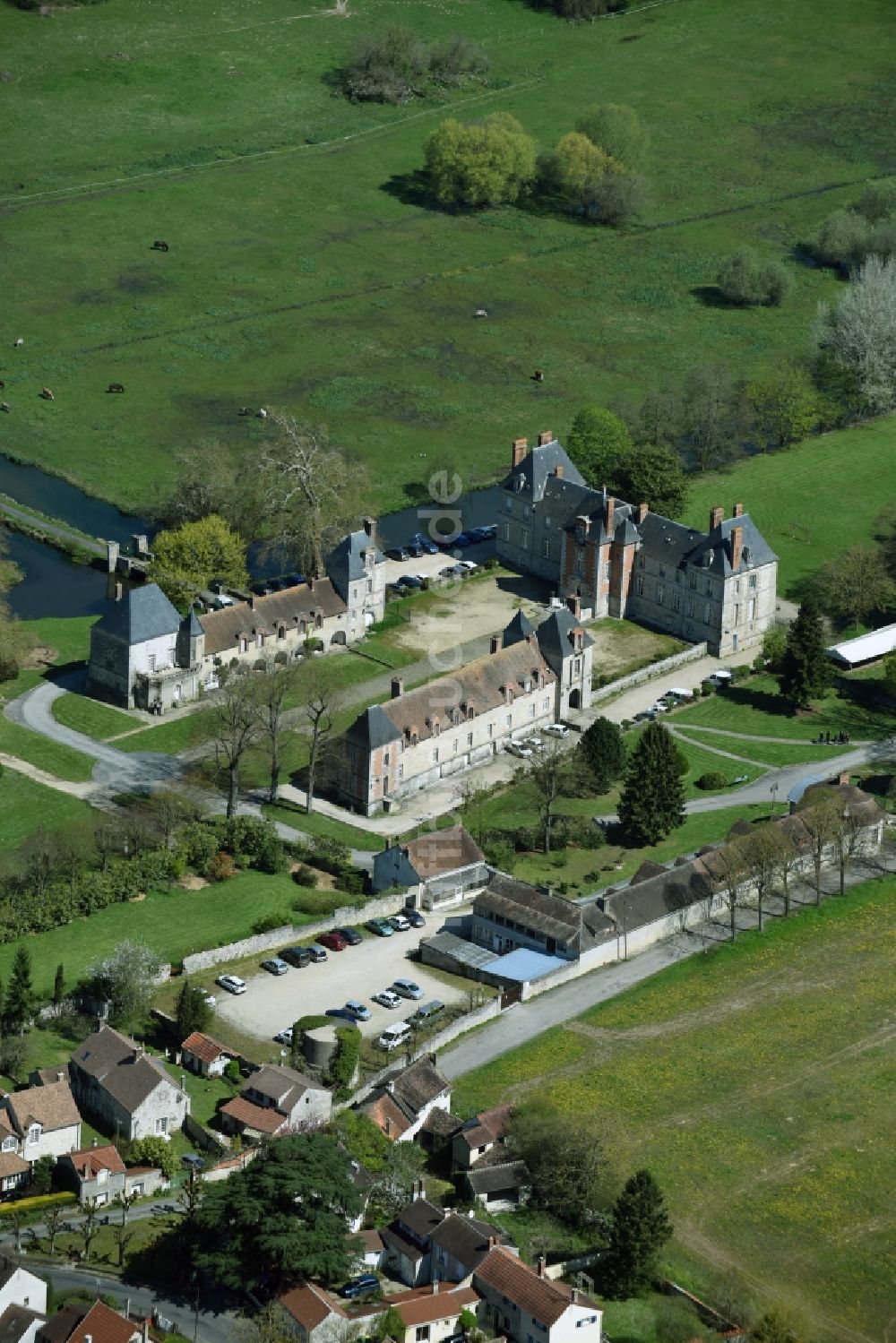 Janville-sur-Juine von oben - Palais des Schloss Ets Public National A Koenigswarter Gillevoisin in Janville-sur-Juine in Ile-de-France, Frankreich