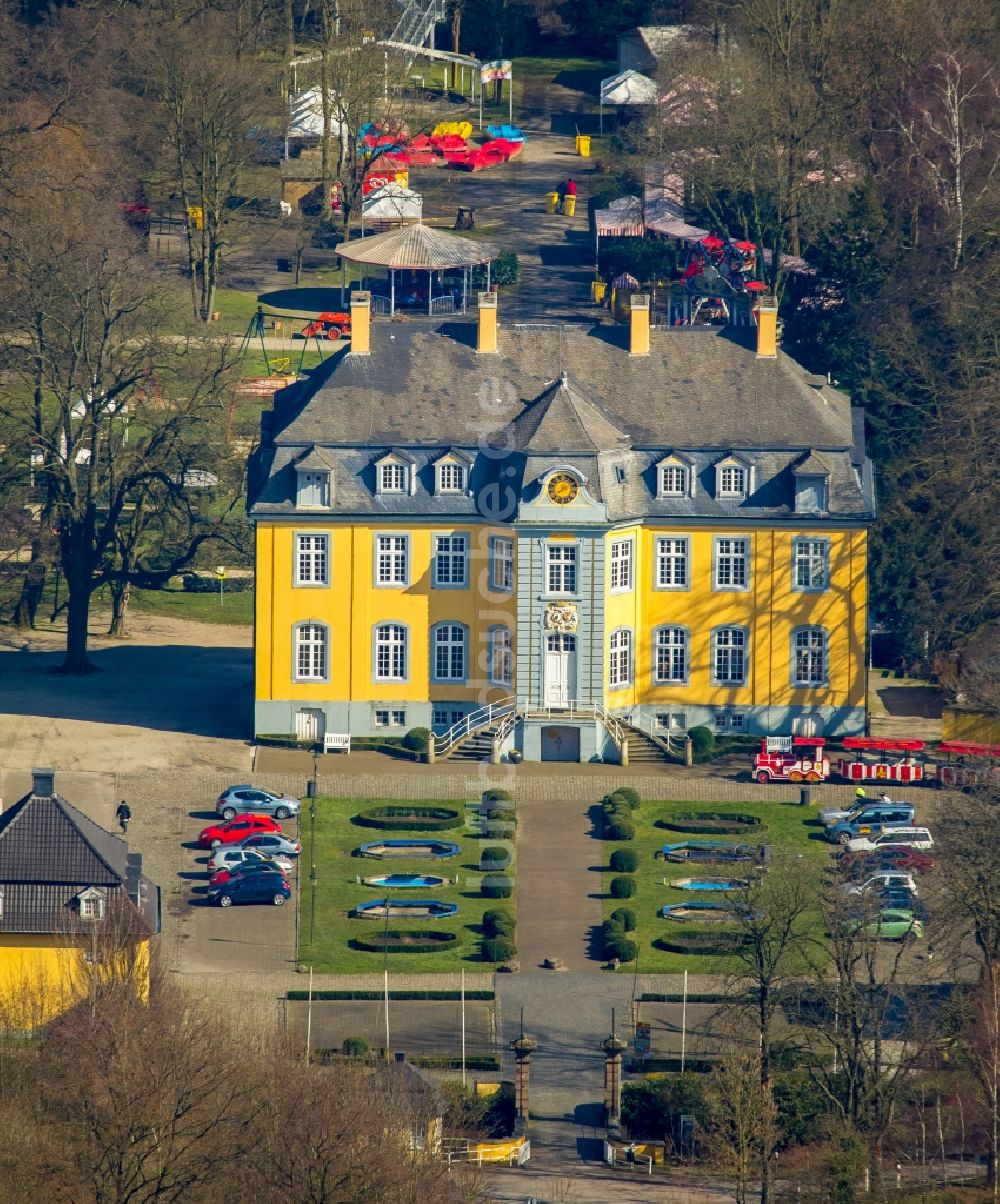 Luftaufnahme Bottrop - Palais des Schloss Freizeitpark Schloß Beck in Bottrop im Bundesland Nordrhein-Westfalen, Deutschland