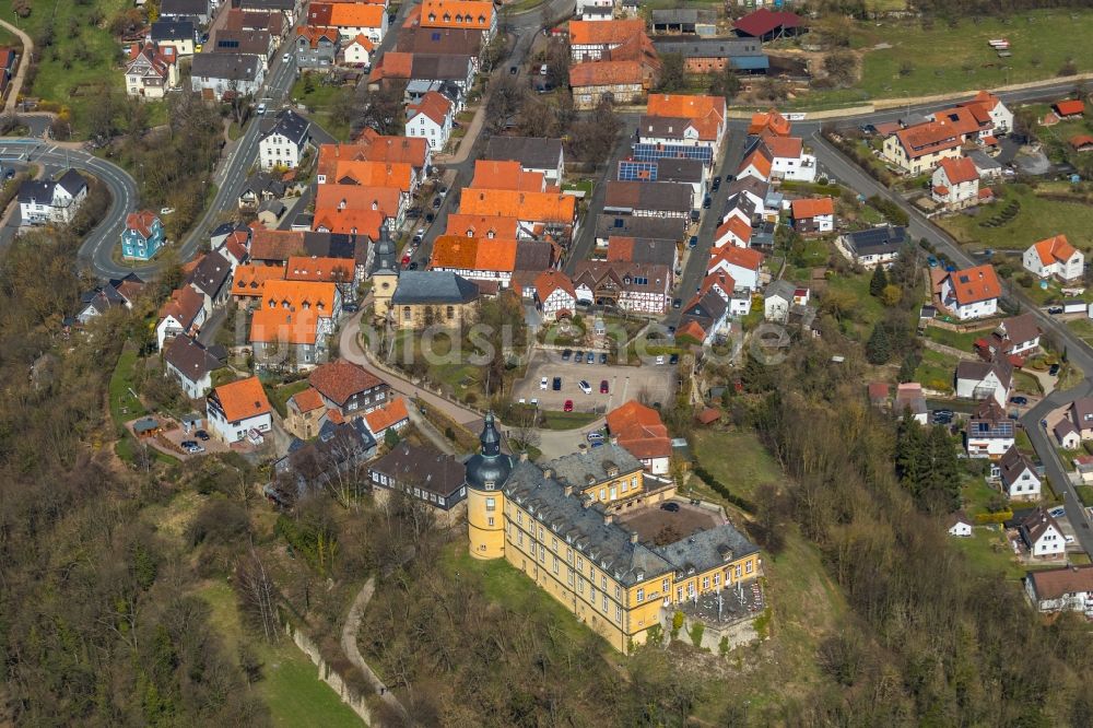 Luftaufnahme Bad Wildungen - Palais des Schloss Friedrichstein an der Schloßstraße in Bad Wildungen im Bundesland Hessen, Deutschland