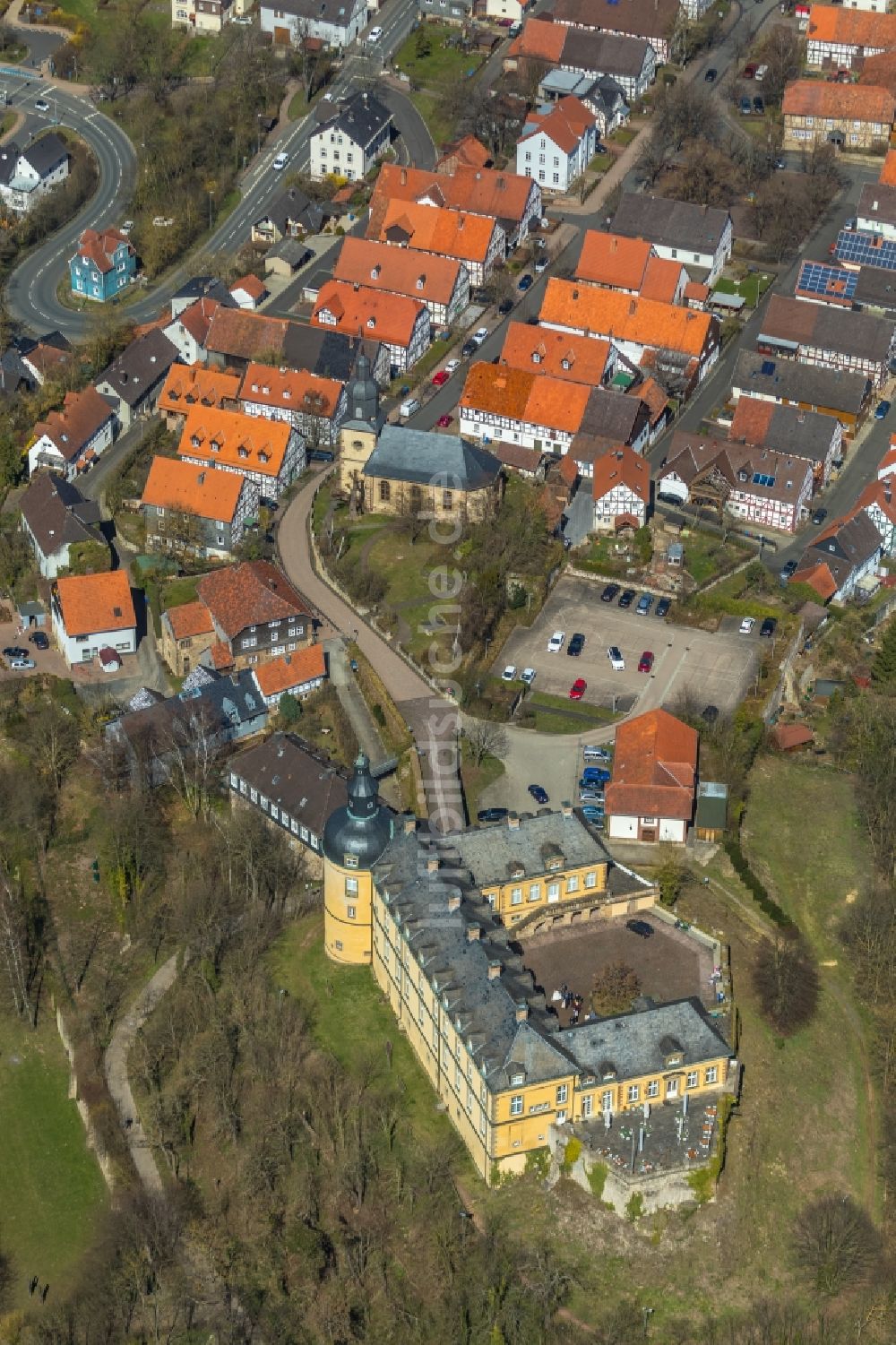 Bad Wildungen von oben - Palais des Schloss Friedrichstein an der Schloßstraße in Bad Wildungen im Bundesland Hessen, Deutschland