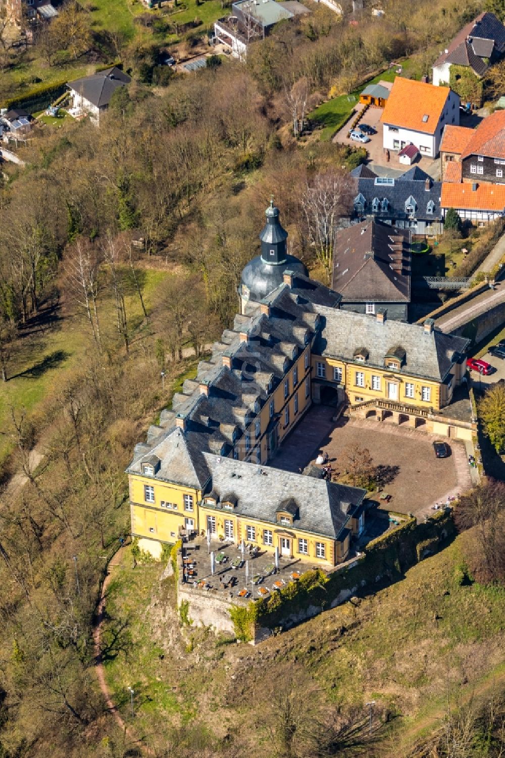 Luftaufnahme Bad Wildungen - Palais des Schloss Friedrichstein an der Schloßstraße in Bad Wildungen im Bundesland Hessen, Deutschland