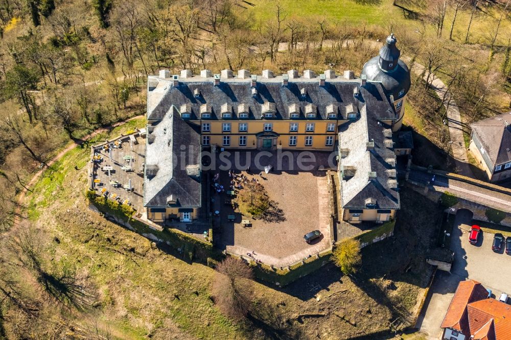 Bad Wildungen von oben - Palais des Schloss Friedrichstein an der Schloßstraße in Bad Wildungen im Bundesland Hessen, Deutschland