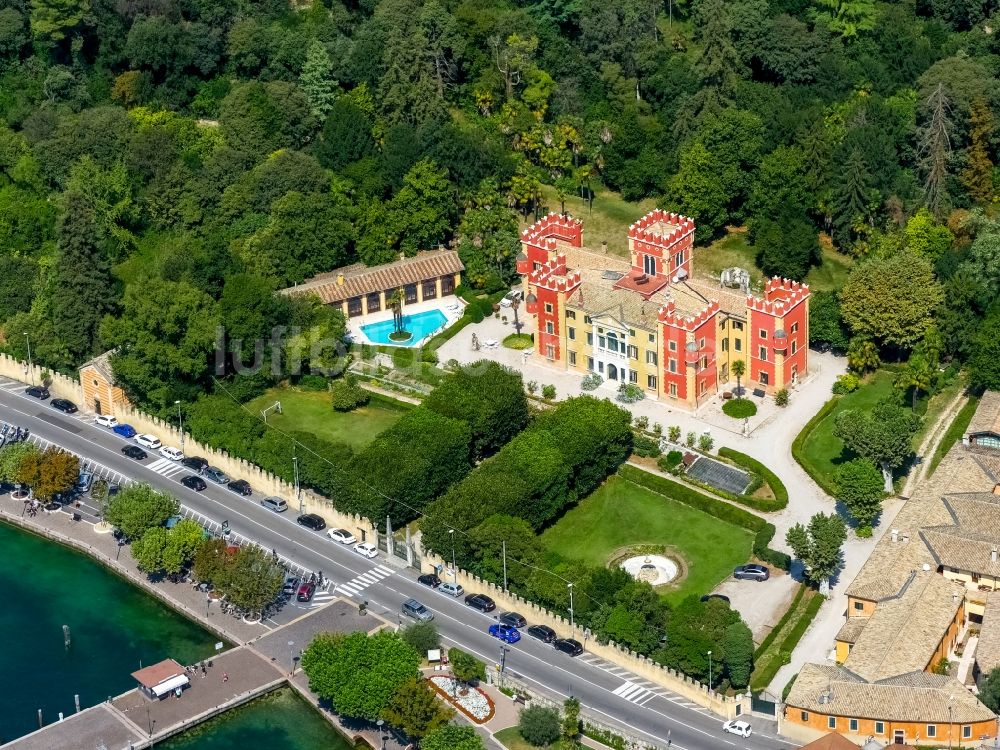 Luftaufnahme Garda - Palais des Schloss in Garda in Veneto, Italien