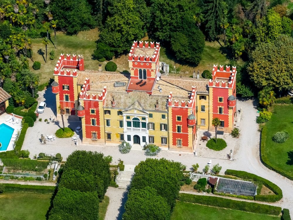 Garda von oben - Palais des Schloss in Garda in Veneto, Italien