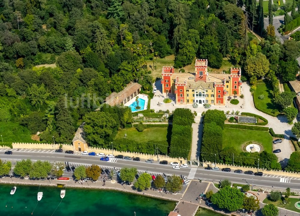 Garda aus der Vogelperspektive: Palais des Schloss in Garda in Veneto, Italien