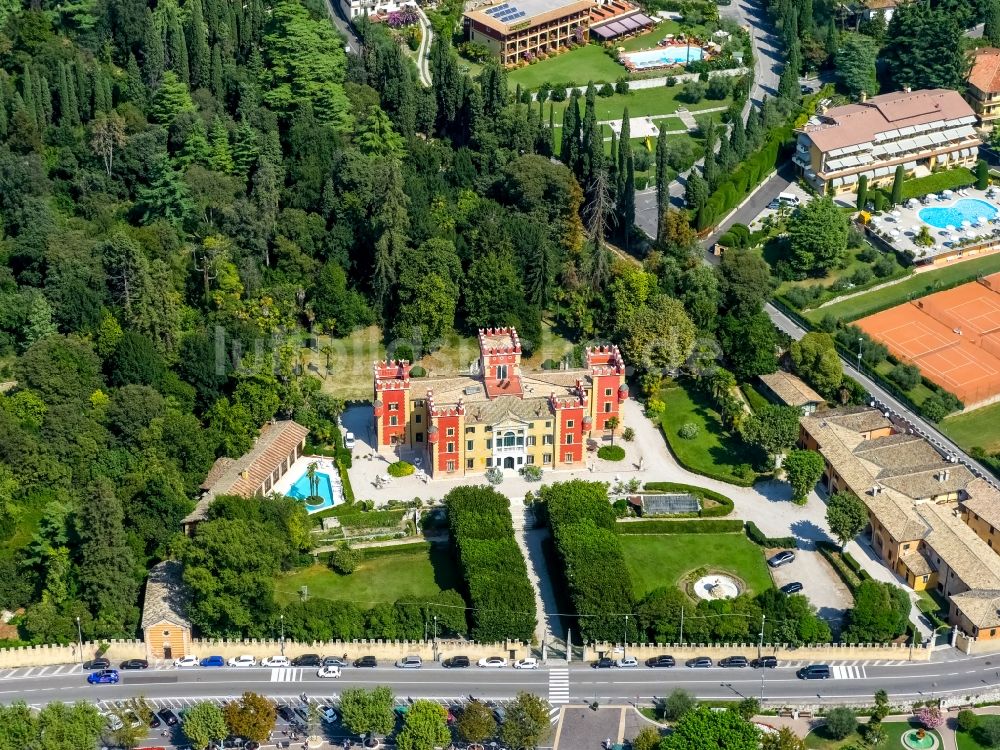 Luftbild Garda - Palais des Schloss in Garda in Veneto, Italien