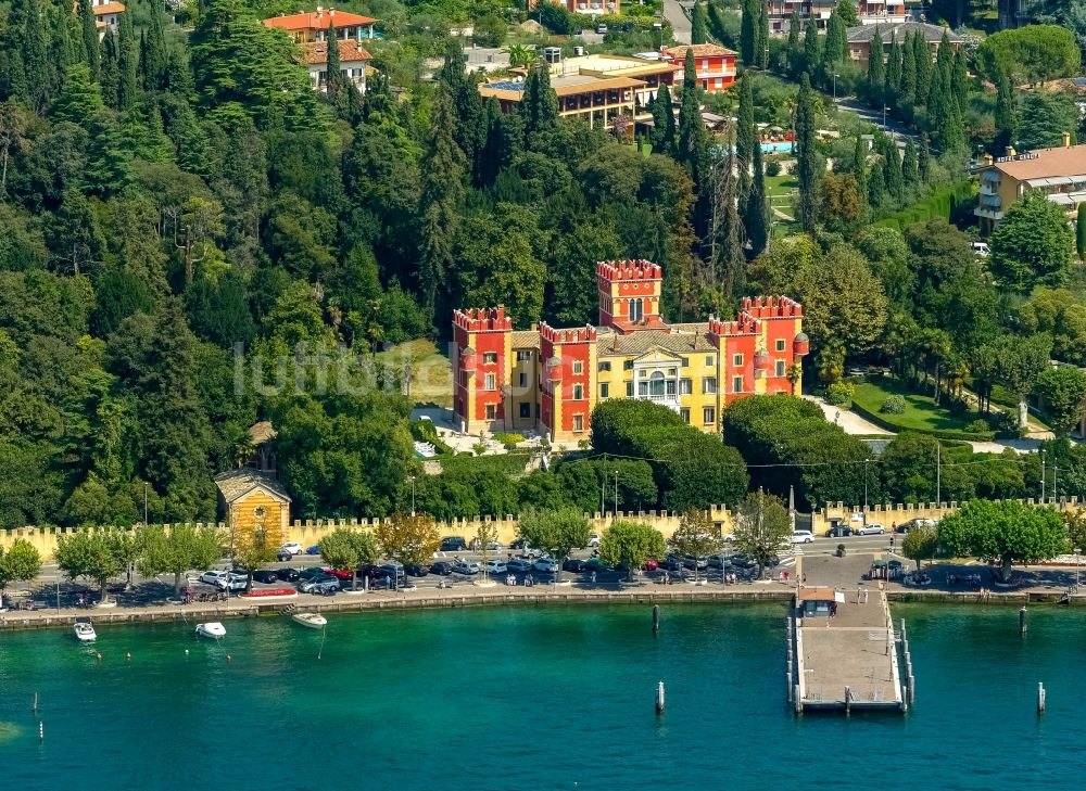 Luftaufnahme Garda - Palais des Schloss in Garda in Veneto, Italien