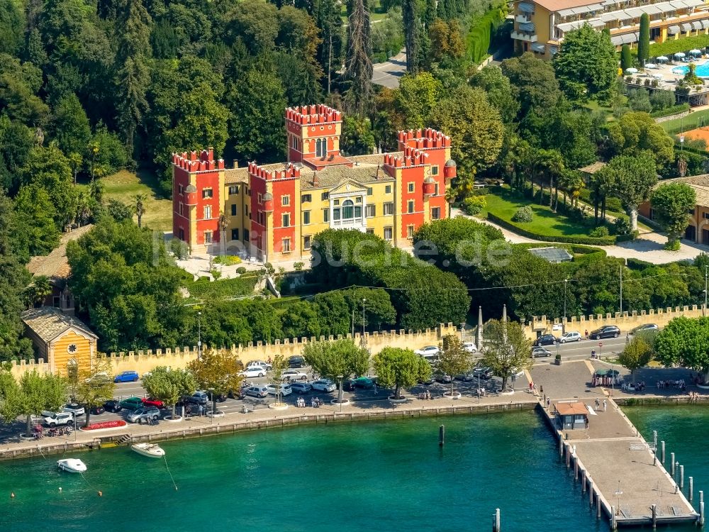 Garda von oben - Palais des Schloss in Garda in Veneto, Italien