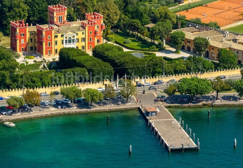 Garda aus der Vogelperspektive: Palais des Schloss in Garda in Veneto, Italien