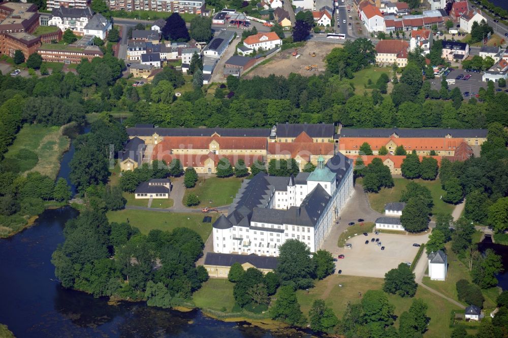 Schleswig von oben - Palais des Schloss Gottorf auf der Schloßinsel im Ortsteil Annettenhöh in Schleswig im Bundesland Schleswig-Holstein