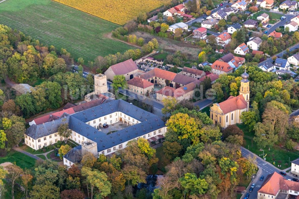 Volkach von oben - Palais des Schloss Gräflich Schönborn’sches Schloss Gaibach und Kirche zur Heiligsten Dreifaltigkeit in Volkach im Bundesland Bayern, Deutschland