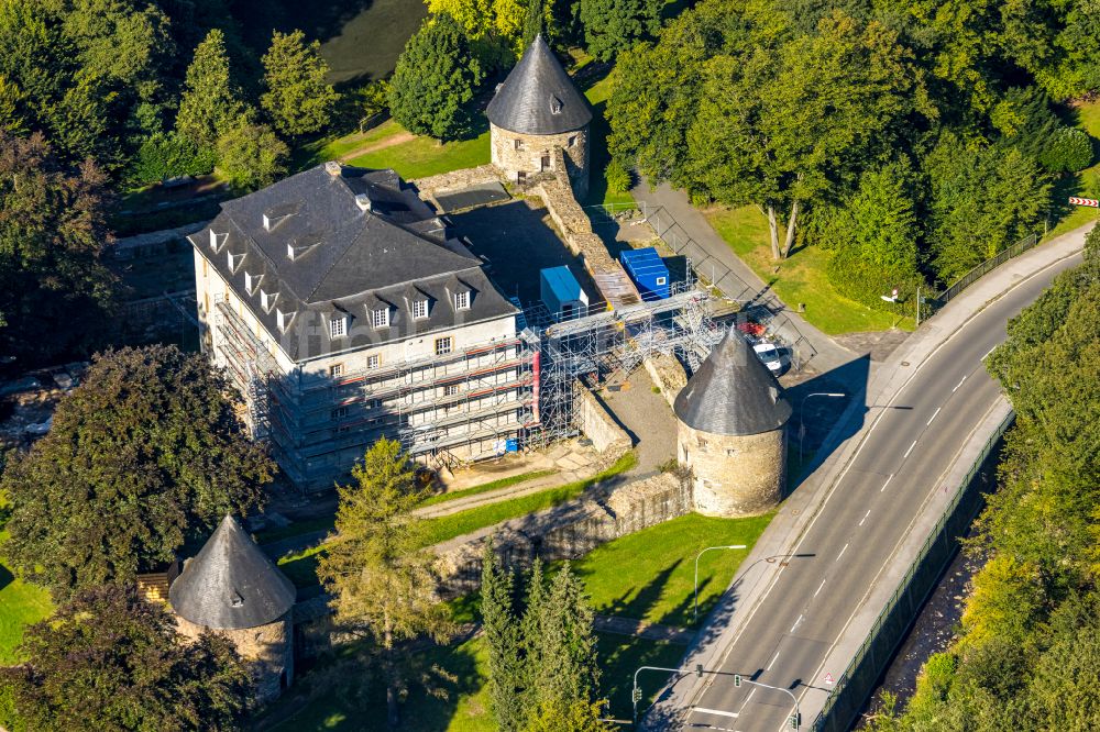 Donnenberg von oben - Palais des Schloss Hardenberg in Donnenberg im Bundesland Nordrhein-Westfalen, Deutschland