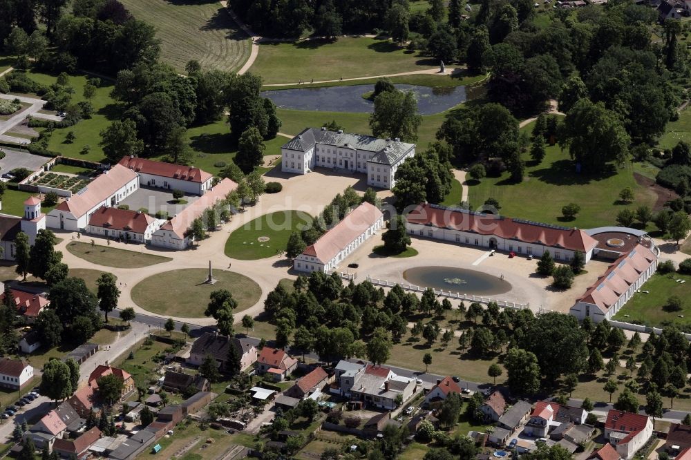 Neuhardenberg aus der Vogelperspektive: Palais des Schloss Hotel Schloss Neuhardenberg am Schinkelplatz in Neuhardenberg im Bundesland Brandenburg