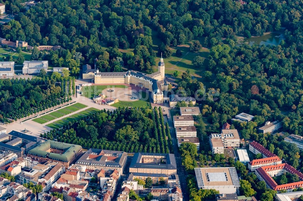 Karlsruhe aus der Vogelperspektive: Palais des Schloss in Karlsruhe im Bundesland Baden-Württemberg, Deutschland