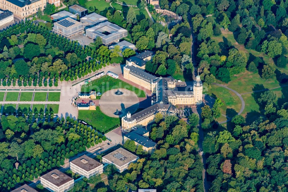 Karlsruhe von oben - Palais des Schloss Karlsruher Schloss in Karlsruhe im Bundesland Baden-Württemberg, Deutschland