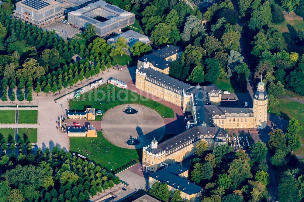 Luftbild Karlsruhe - Palais des Schloss Karlsruher Schloss in Karlsruhe im Bundesland Baden-Württemberg, Deutschland