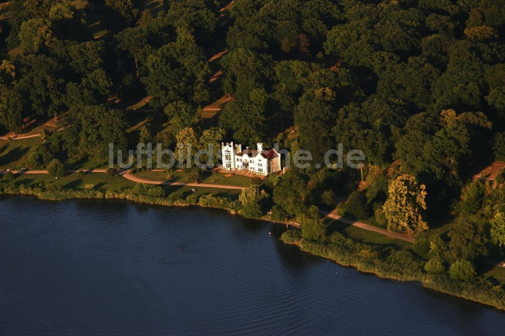 Potsdam aus der Vogelperspektive: Palais des Schloss Kleines Schloss am Ufer des Tiefer See in Potsdam im Bundesland Brandenburg