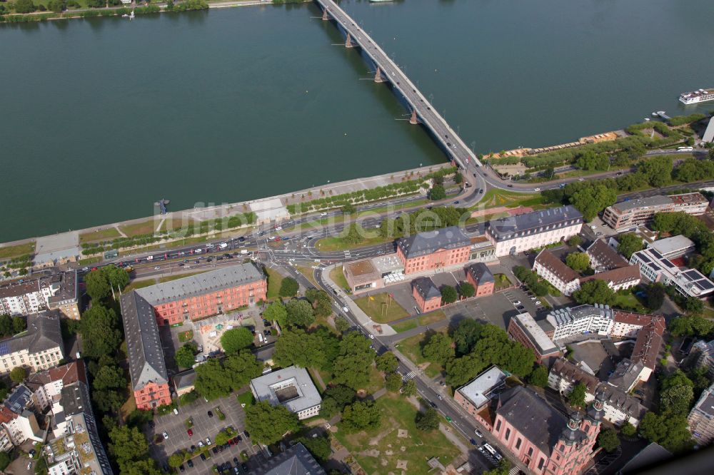 Mainz von oben - Palais des Schloss Kurfürstliches Schloss in Mainz im Bundesland Rheinland-Pfalz, Deutschland