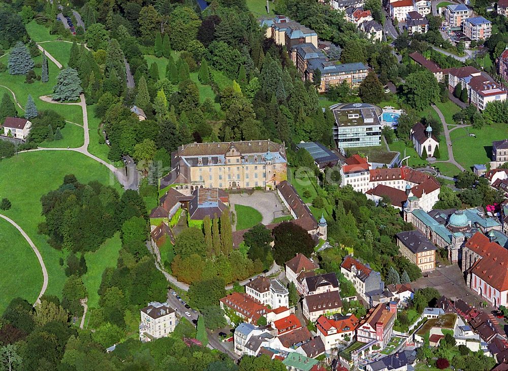 Baden-Baden aus der Vogelperspektive: Palais des Schloss Neues Schloß in Baden-Baden im Bundesland Baden-Württemberg, Deutschland