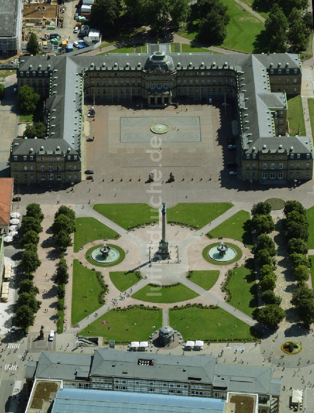 Luftaufnahme Stuttgart - Palais des Schloss Neues Schloss Stuttgart Ehrenhof am Schloßplatz in Stuttgart im Bundesland Baden-Württemberg