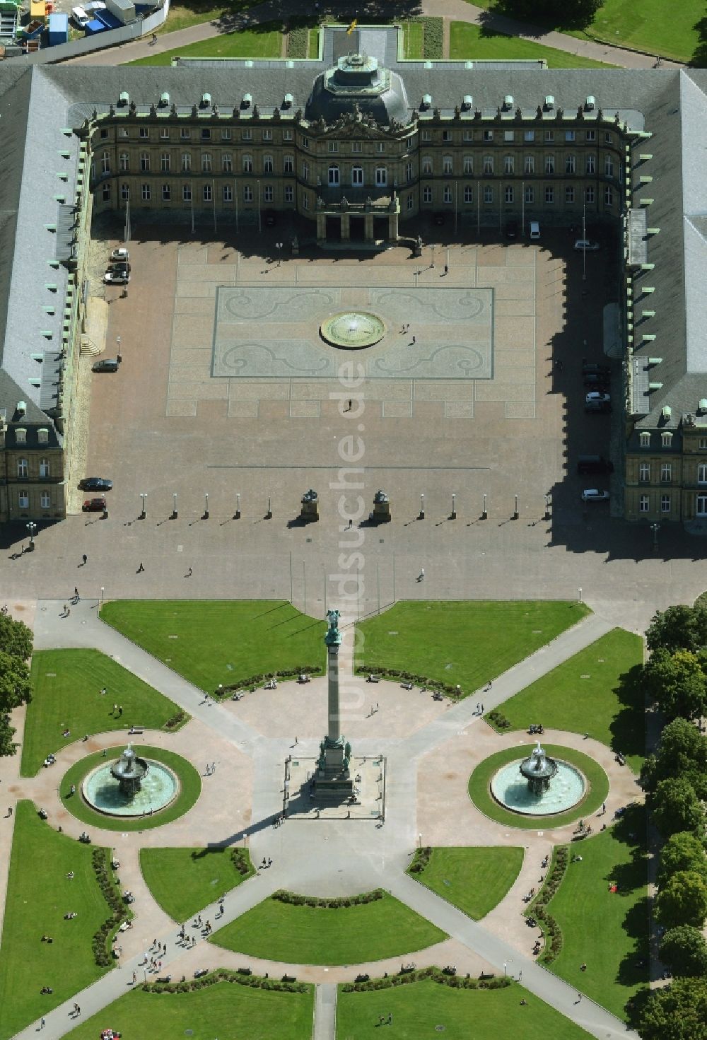 Stuttgart von oben - Palais des Schloss Neues Schloss Stuttgart Ehrenhof am Schloßplatz in Stuttgart im Bundesland Baden-Württemberg