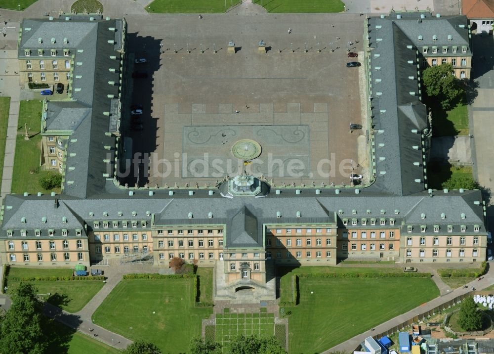 Luftaufnahme Stuttgart - Palais des Schloss Neues Schloss Stuttgart Ehrenhof am Schloßplatz in Stuttgart im Bundesland Baden-Württemberg