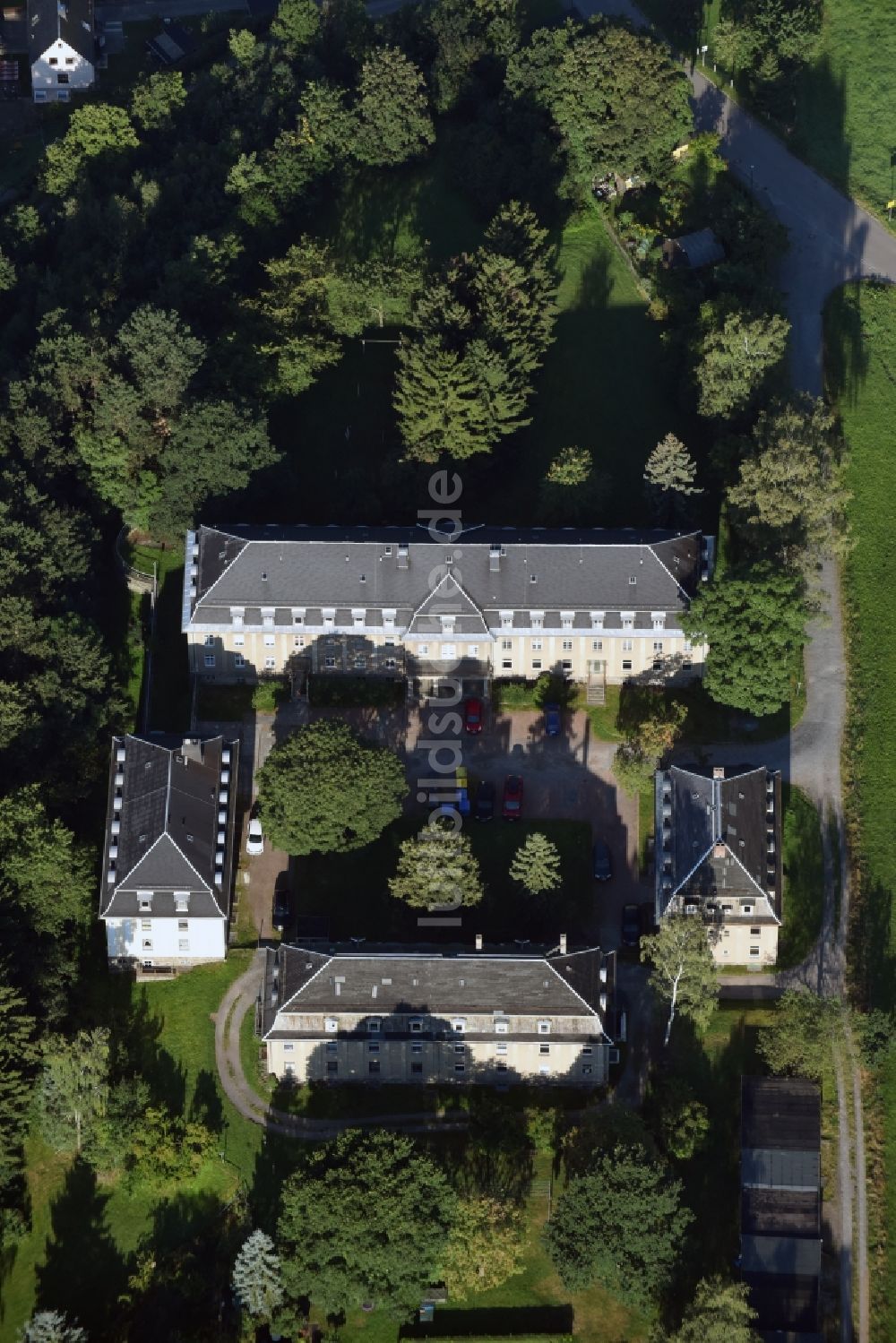 Niederdorf von oben - Palais des Schloss in Niederdorf im Bundesland Sachsen