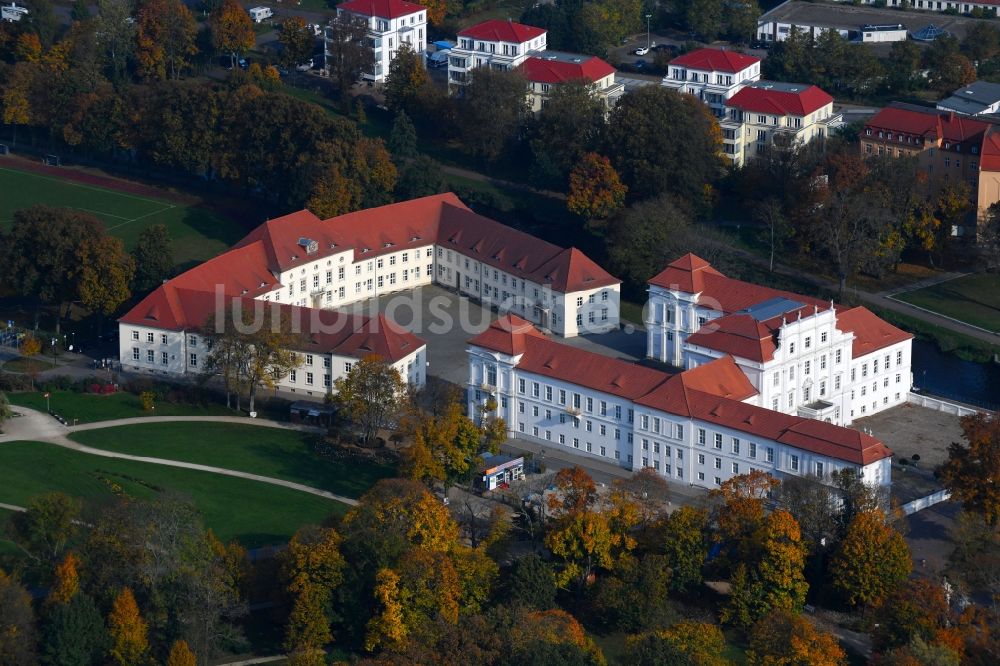 Oranienburg von oben - Palais des Schloss Oranienburg am Schloßplatz in Oranienburg im Bundesland Brandenburg