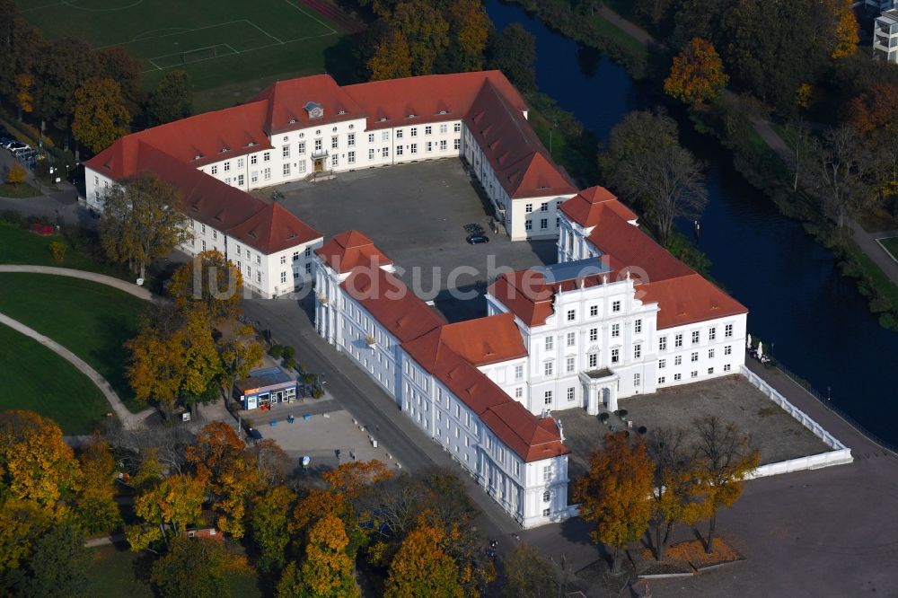 Oranienburg aus der Vogelperspektive: Palais des Schloss Oranienburg am Schloßplatz in Oranienburg im Bundesland Brandenburg