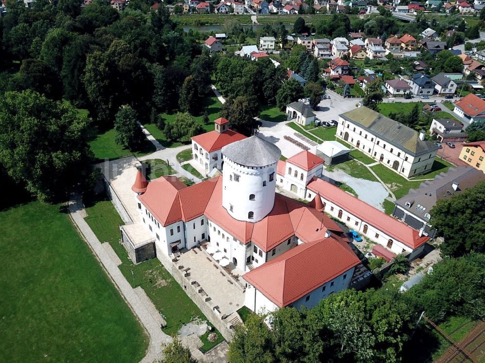 Luftaufnahme Zilina - Palais des Schloss im Ortsteil Budatin in Zilina in Zilinsky kraj, Slowakei