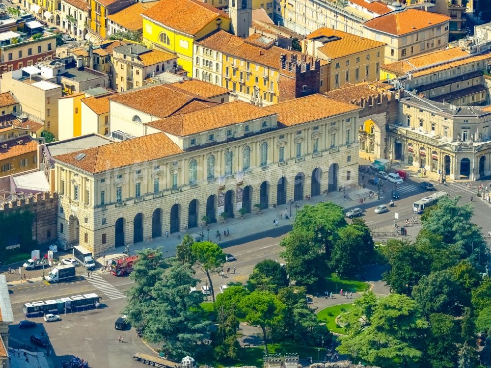 Luftbild Verona - Palais des Schloss Palazzo della Gran Guardia in Verona in Veneto, Italien