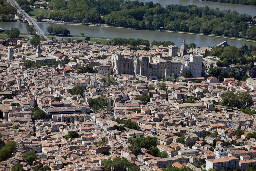 Luftaufnahme Avignon - Palais des Schloss Papstpalast am Place du Palais in Avignon in Provence-Alpes-Cote d'Azur, Frankreich