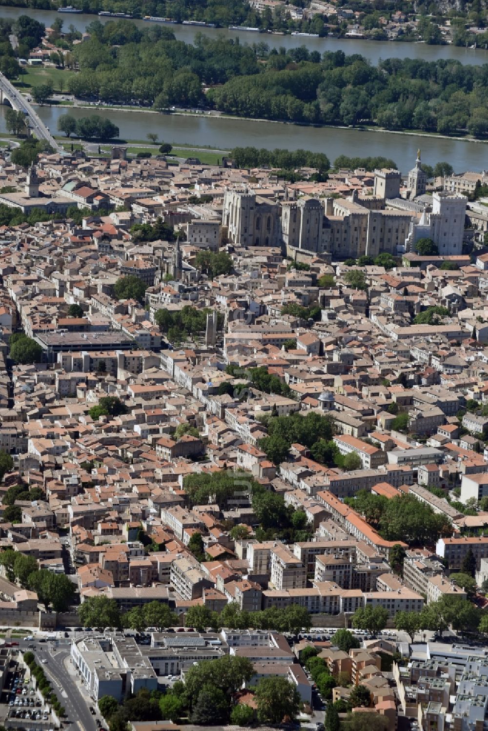 Avignon von oben - Palais des Schloss Papstpalast am Place du Palais in Avignon in Provence-Alpes-Cote d'Azur, Frankreich