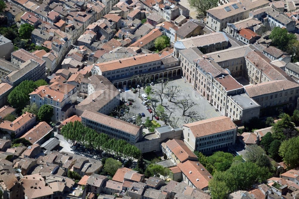 Avignon aus der Vogelperspektive: Palais des Schloss Papstpalast am Place du Palais in Avignon in Provence-Alpes-Cote d'Azur, Frankreich