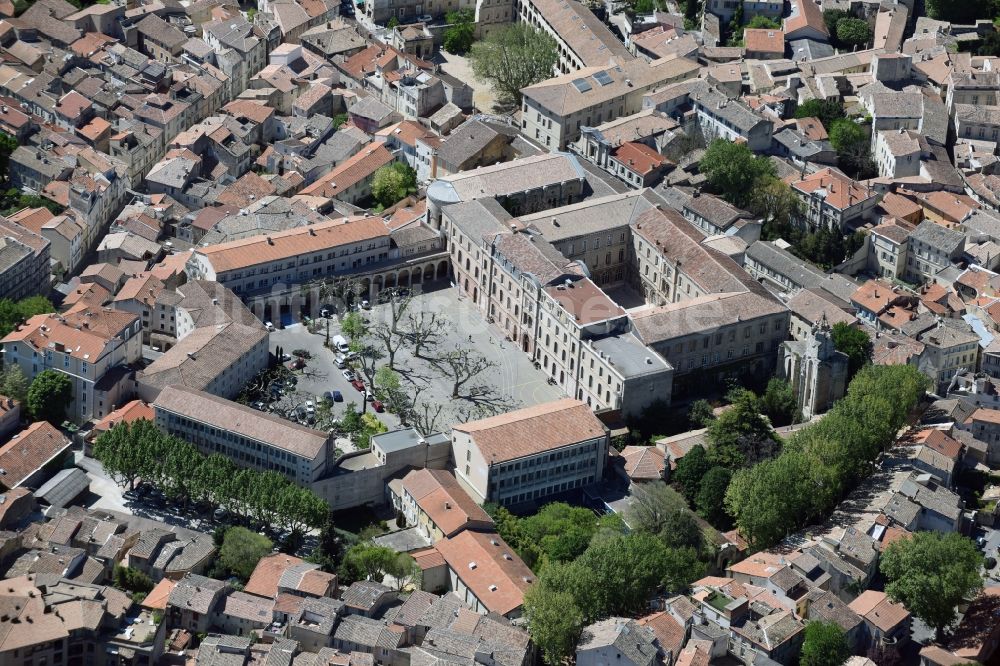 Luftbild Avignon - Palais des Schloss Papstpalast am Place du Palais in Avignon in Provence-Alpes-Cote d'Azur, Frankreich