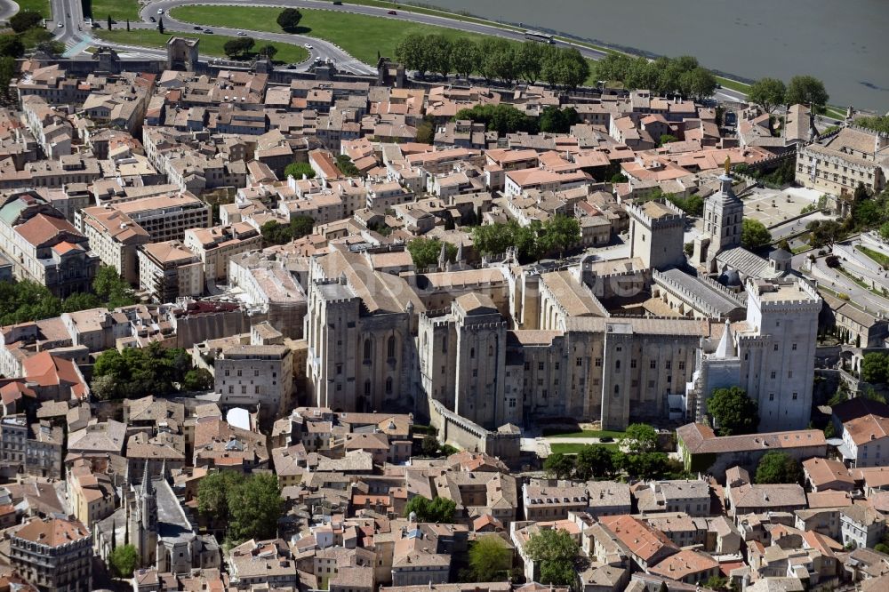 Avignon von oben - Palais des Schloss Papstpalast am Place du Palais in Avignon in Provence-Alpes-Cote d'Azur, Frankreich