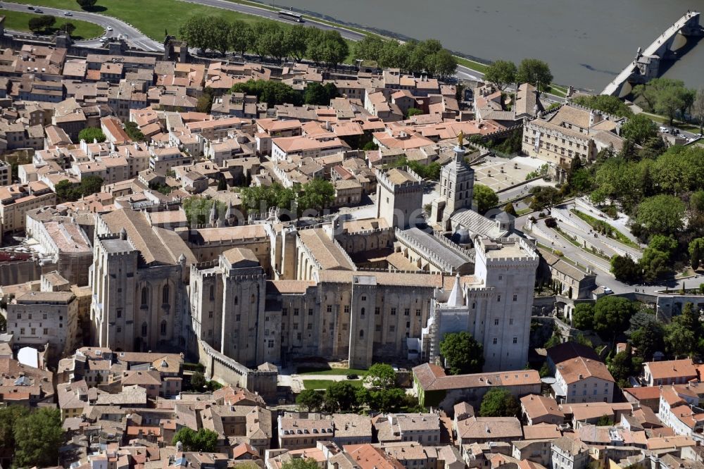 Avignon aus der Vogelperspektive: Palais des Schloss Papstpalast am Place du Palais in Avignon in Provence-Alpes-Cote d'Azur, Frankreich