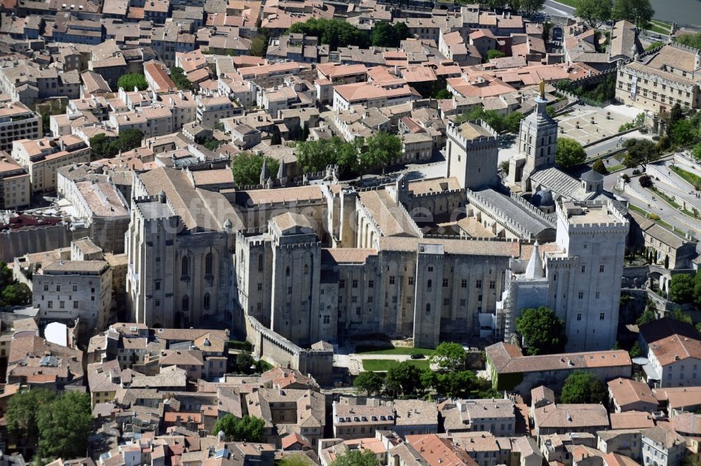 Luftbild Avignon - Palais des Schloss Papstpalast am Place du Palais in Avignon in Provence-Alpes-Cote d'Azur, Frankreich