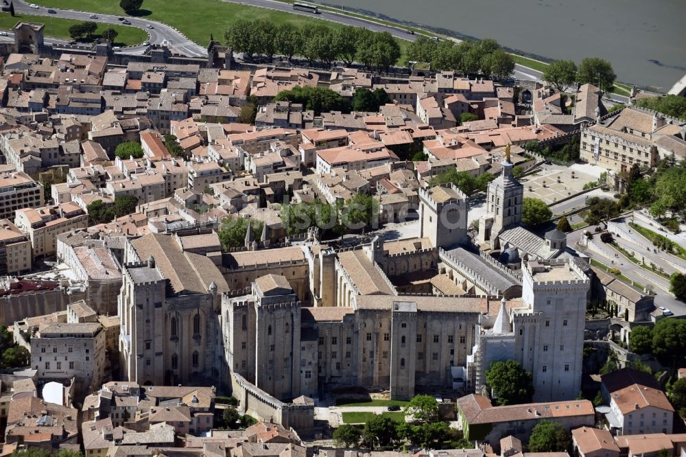 Avignon von oben - Palais des Schloss Papstpalast am Place du Palais in Avignon in Provence-Alpes-Cote d'Azur, Frankreich