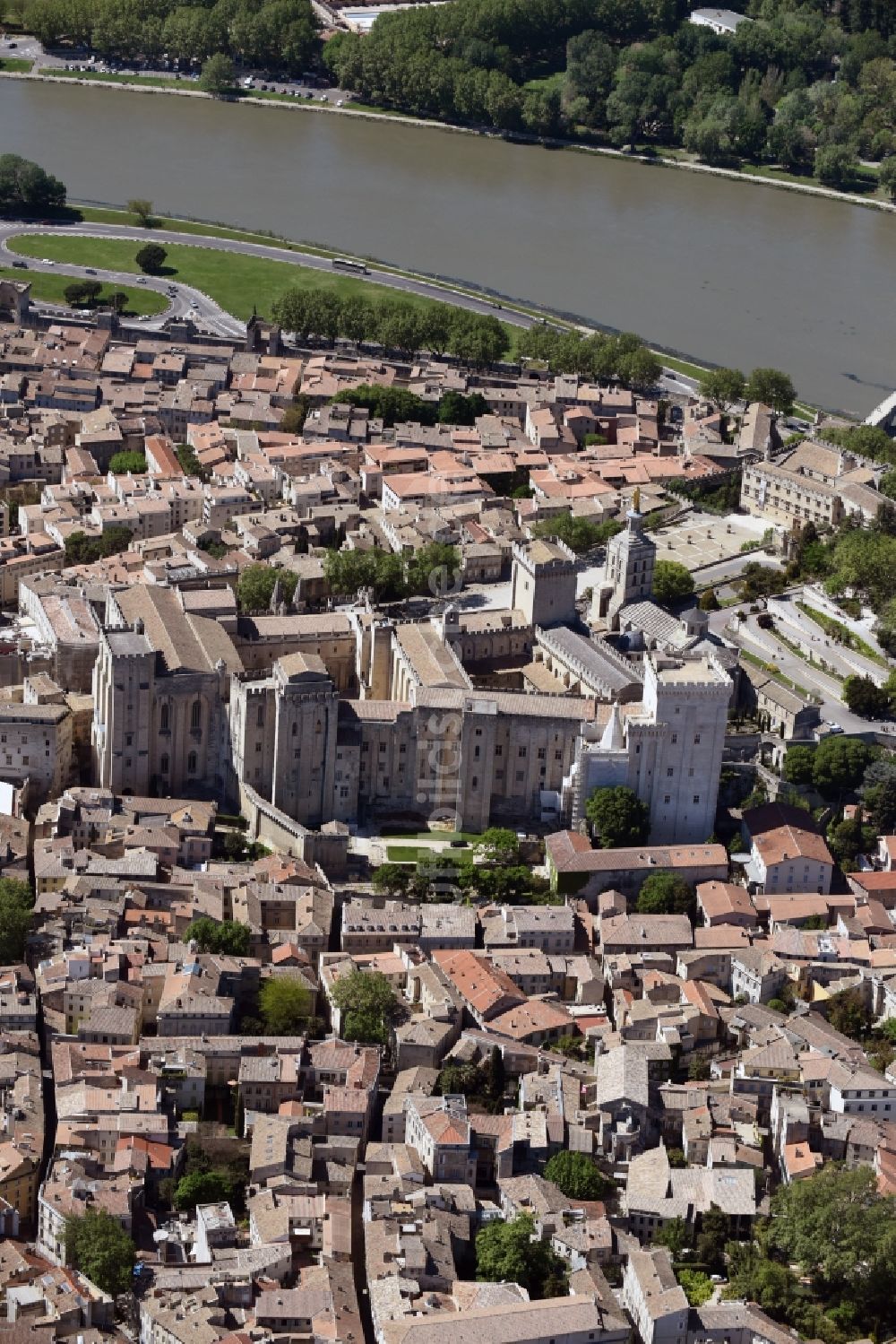 Avignon aus der Vogelperspektive: Palais des Schloss Papstpalast am Place du Palais in Avignon in Provence-Alpes-Cote d'Azur, Frankreich