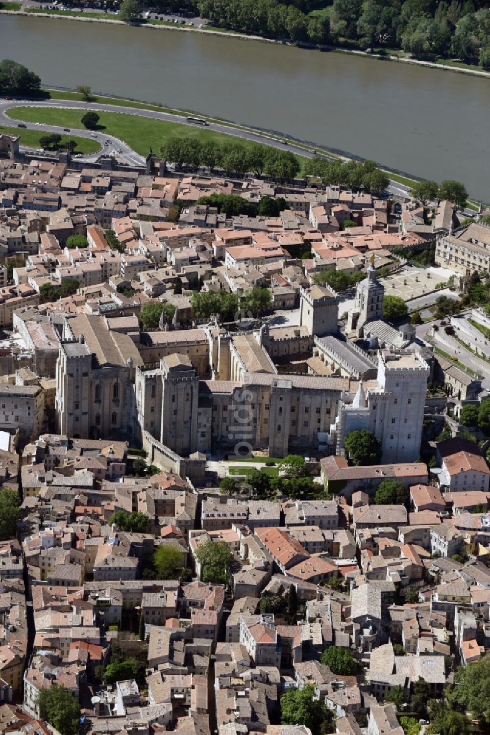 Luftbild Avignon - Palais des Schloss Papstpalast am Place du Palais in Avignon in Provence-Alpes-Cote d'Azur, Frankreich