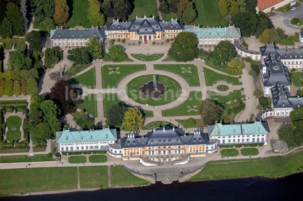 Dresden von oben - Palais des Schloss Pillnitz in Dresden im Bundesland Sachsen, Deutschland