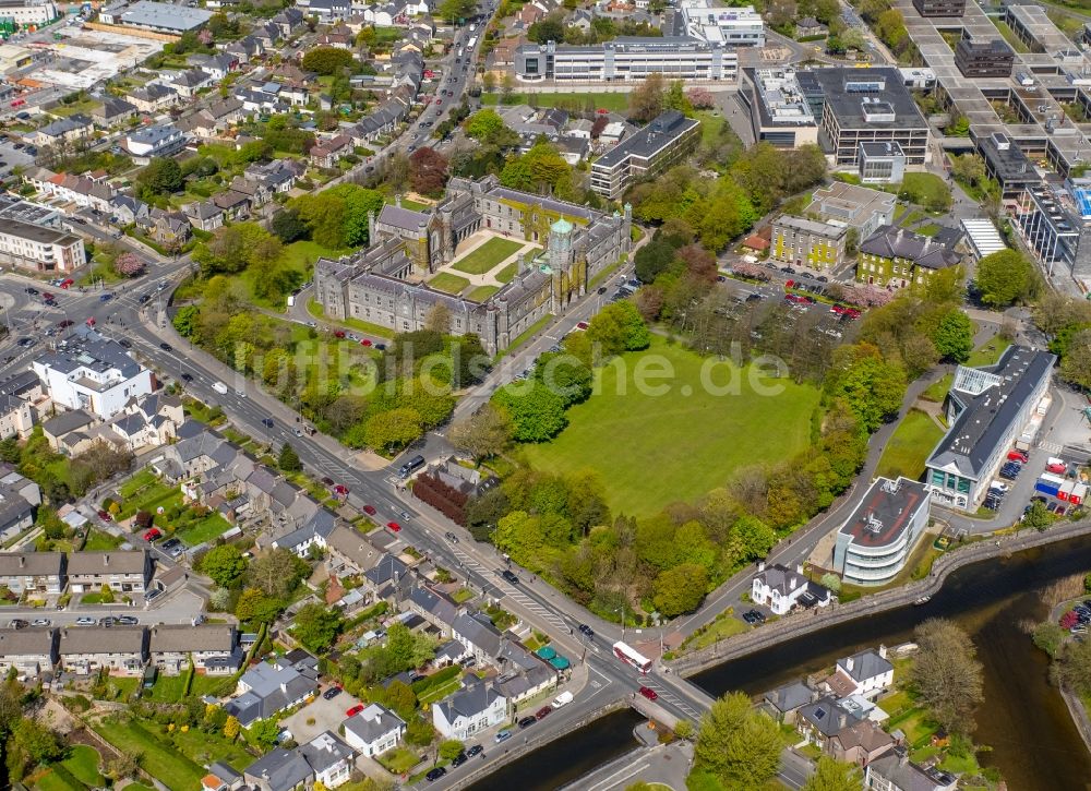 Galway von oben - Palais des Schloss The Quadrangle in Galway, Irland