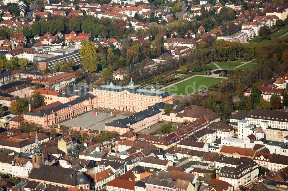 Luftbild Rastatt - Palais des Schloss - Residenzschloss Rastatt an der Herrenstraße im Ortsteil Rastatt-Innenstadt in Rastatt im Bundesland Baden-Württemberg