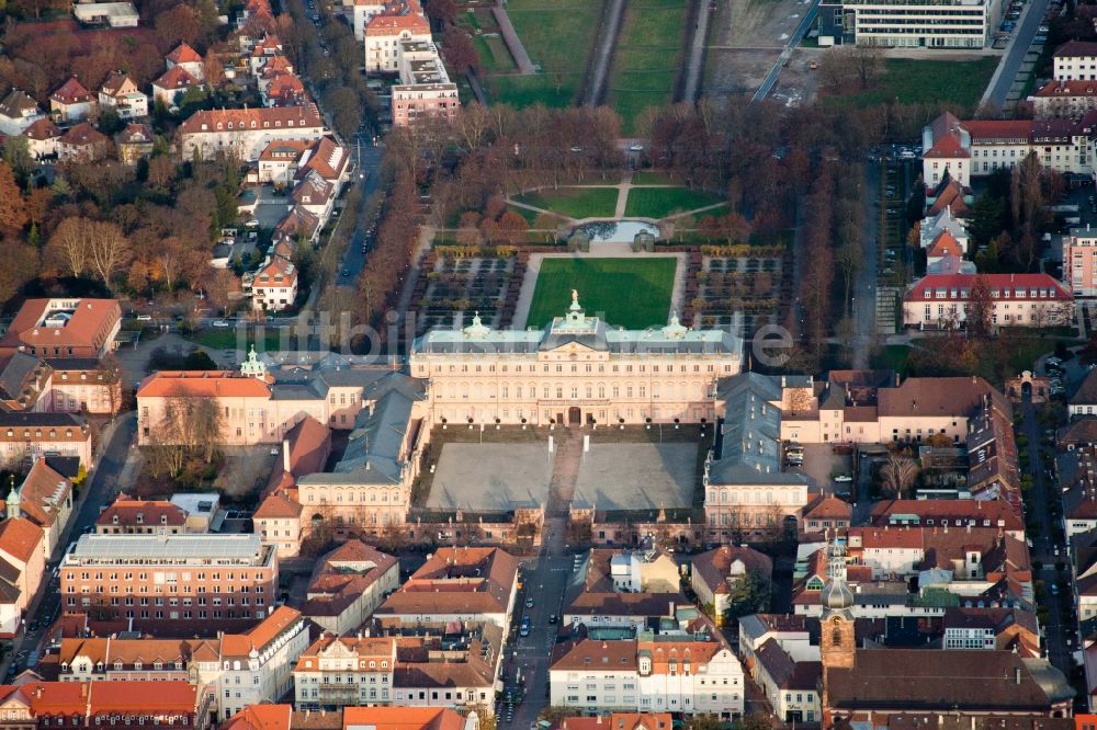 Rastatt aus der Vogelperspektive: Palais des Schloss Residenzschloss Rastatt im Ortsteil Rastatt-Innenstadt in Rastatt im Bundesland Baden-Württemberg