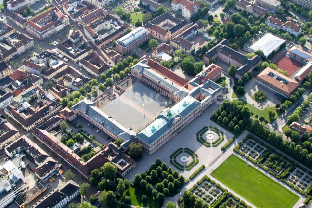 Rastatt von oben - Palais des Schloss - Residenzschloss Rastatt in Rastatt im Bundesland Baden-Württemberg