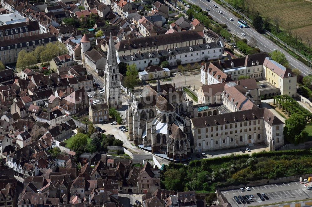 Luftbild Auxerre - Palais des Schloss Saint-Germain d'Auxerre am Place Saint-Germain in Auxerre in Bourgogne Franche-Comté, Frankreich