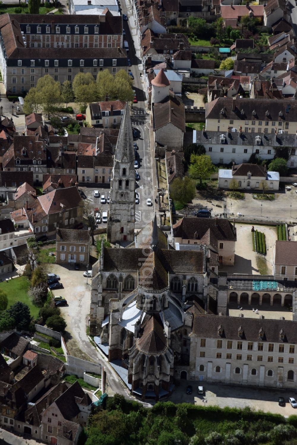 Luftaufnahme Auxerre - Palais des Schloss Saint-Germain d'Auxerre am Place Saint-Germain in Auxerre in Bourgogne Franche-Comté, Frankreich